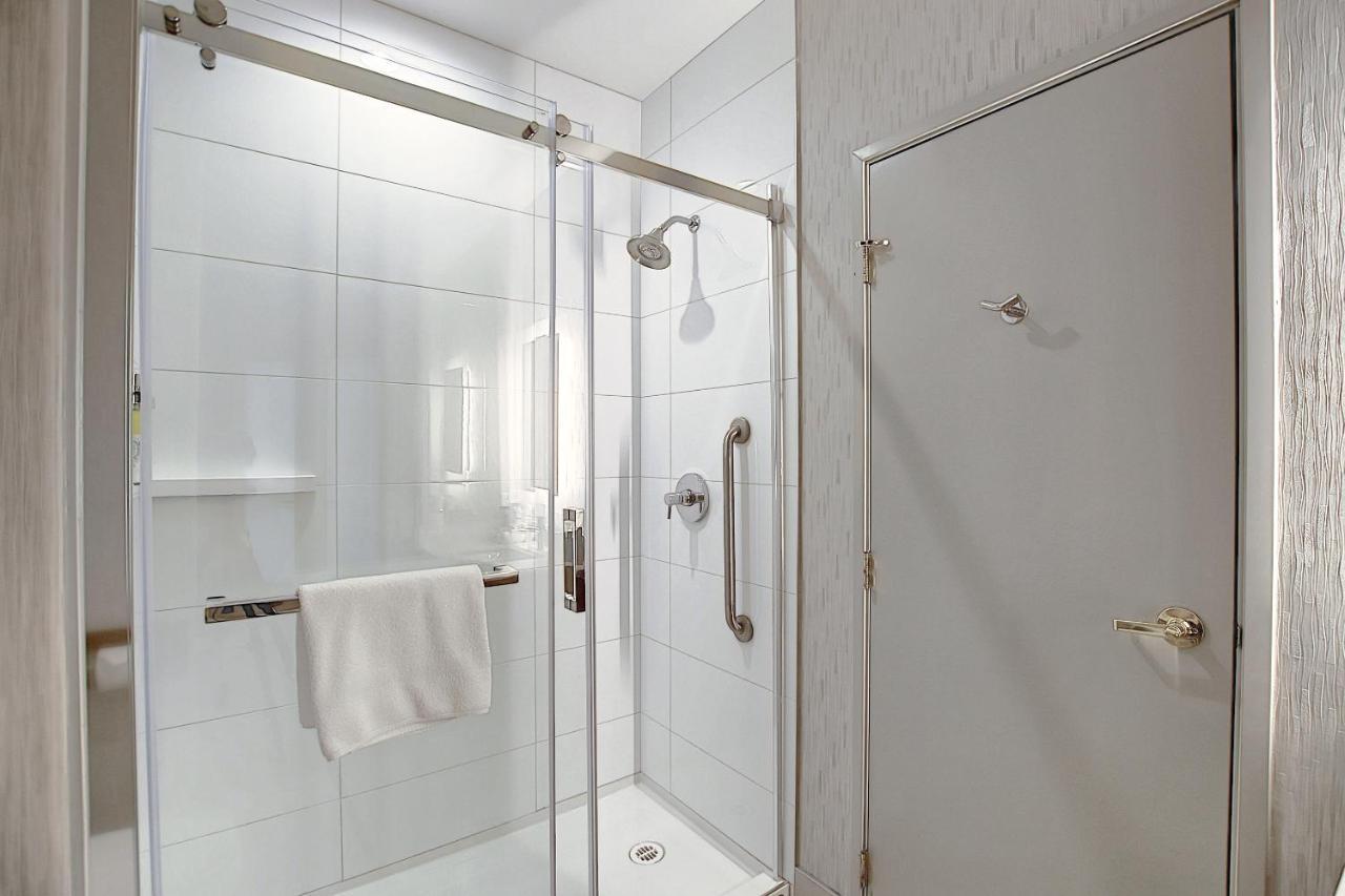 Holiday Inn Express Airport Calgary By Ihg Exteriör bild